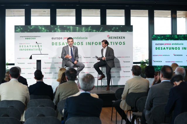 El consejero de Agricultura, Pesca, Agua y Desarrollo Rural, Ramón Fernández-Pacheco, durante el turno de preguntas a cargo del delegado de Europa Press Andalucía, Francisco Morón, en los Desayunos Informativos organizados por Europa Press Andalucía.