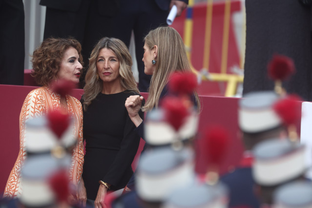 (I-D) La vicepresidentas del Gobierno María Jesús Montero; Yolanda Díaz y Sara Aagesen durante el desfile militar por el 12 de octubre, Día de la Hispanidad, en la Plaza de Cánovas del Castillo, a 12 de octubre de 2025, en Madrid (España).