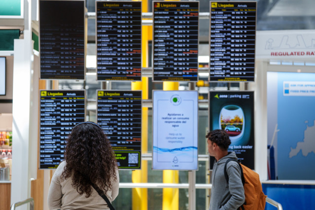 Archivo - Paneles de llegadas y salidas en la terminal T4 del aeropuerto Adolfo Suárez-Madrid Barajas.