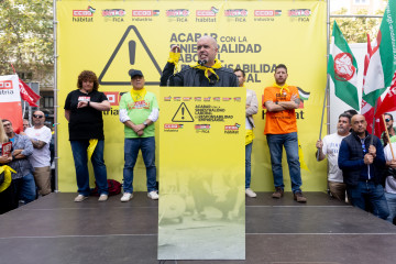 El secretario general de CCOO, Unai Sordo, ofrece declaraciones durante la concentración Siniestralidad 0 frente a la sede de la CEOE, a 16 de octubre de 2025, en Madrid (España). Los sindicatos CCO