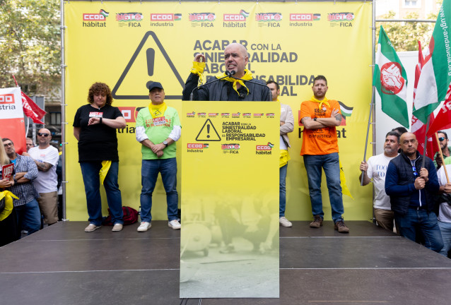 El secretario general de CCOO, Unai Sordo, ofrece declaraciones durante la concentración Siniestralidad 0 frente a la sede de la CEOE, a 16 de octubre de 2025, en Madrid (España). Los sindicatos CCOO y UGT han convocado la concentración para exigir 