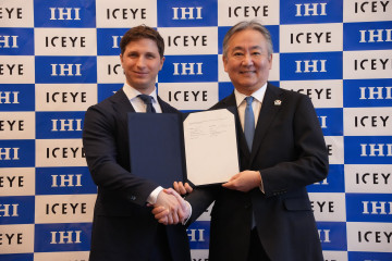 Archivo - De izquierda a derecha: el cofundador y CEO de ICEYE, Rafal Modrzewski, y el presidente y CEO de IHI Corporation, Hiroshi Ide.