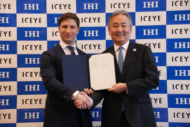 Archivo - De izquierda a derecha: el cofundador y CEO de ICEYE, Rafal Modrzewski, y el presidente y CEO de IHI Corporation, Hiroshi Ide.
