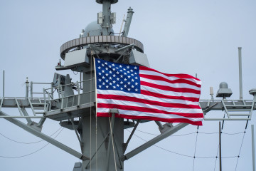 Archivo - La bandera de USA hondea en la cubierta del USS Oscar Austin en el puerto de Rota. A 16 de octubre de 2024, en Rota, Cádiz (Andalucía, España).