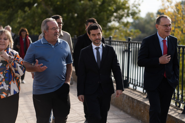 (I-D) El alcalde de Zamora, Francisco Guarido, el ministro de Derechos Sociales, Consumo y Agenda 2030, Pablo Bustinduy, y el subdelegado del Gobierno, Ángel Blanco García, durante la inauguración de la nueva temporada del programa de turismo del Imserso.