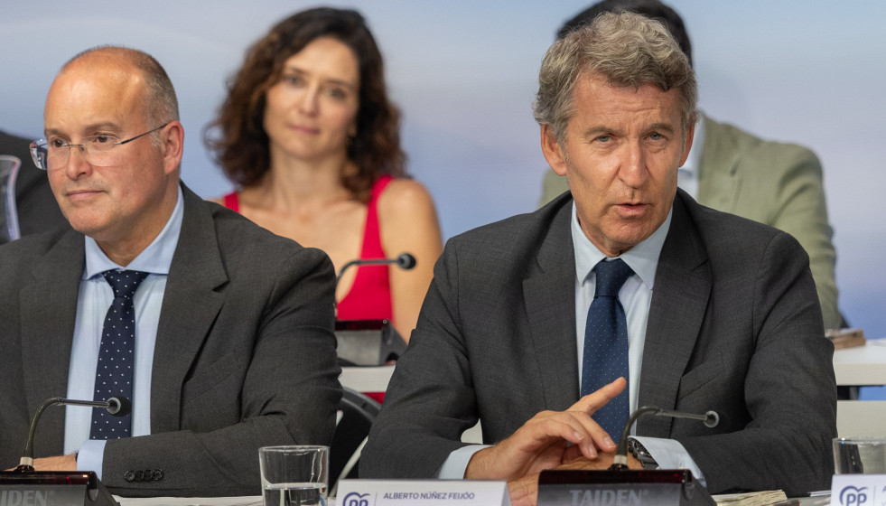 Archivo - El presidente del PP, Alberto Núñez Fiejóo, acompañado por el secretario general del PP, Miguel Tellado, preside la reunión de la Junta Nacional del Partido Popular, a 15 de septiembre 