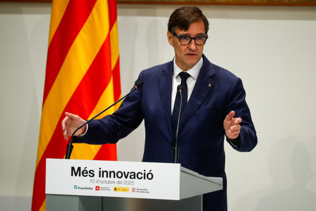 El presidente de la Generalitat de Catalunya, Salvador Illa, interviene durante la firma del acuerdo para la sede del Instituto Fraunhofer en Barcelona, en el Palau de la Generalitat, a 10 de octubre de 2025, en Barcelona, Cataluña (España).