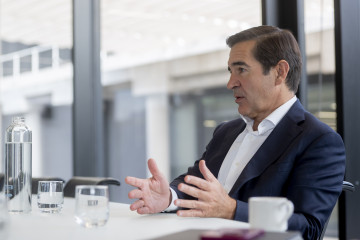 El presidente del BBVA, Carlos Torres Vila, durante una entrevista para Europa Press, en el edificio ‘La Vela’, en la ciudad del BBVA, a 8 de octubre de 2025, en Madrid (España).