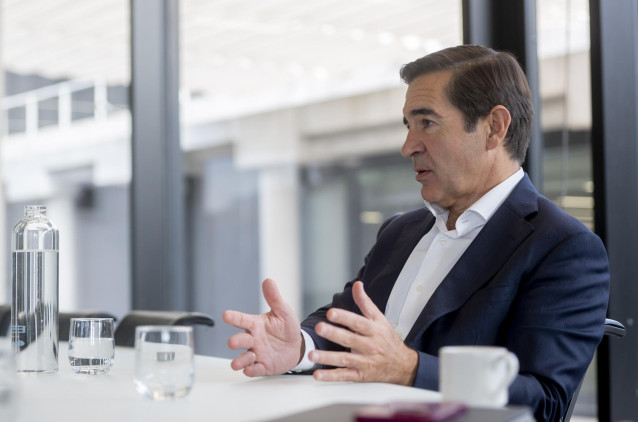 El presidente del BBVA, Carlos Torres Vila, durante una entrevista para Europa Press, en el edificio ‘La Vela’, en la ciudad del BBVA, a 8 de octubre de 2025, en Madrid (España).