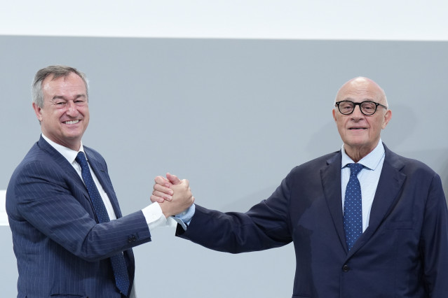 Archivo - El CEO del Banco Sabadell, César González-Bueno (i), y el presidente del Banco Sabadell, Josep Oliu (c), durante la junta general extraordinaria de accionistas de Banco Sabadell, a 6 de agosto de 2025, en Sabadell, Barcelona, Catalunya (España).