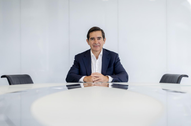 El presidente del BBVA, Carlos Torres Vila, durante una entrevista para Europa Press, en el edificio ‘La Vela’, en la ciudad del BBVA, a 8 de octubre de 2025, en Madrid (España).