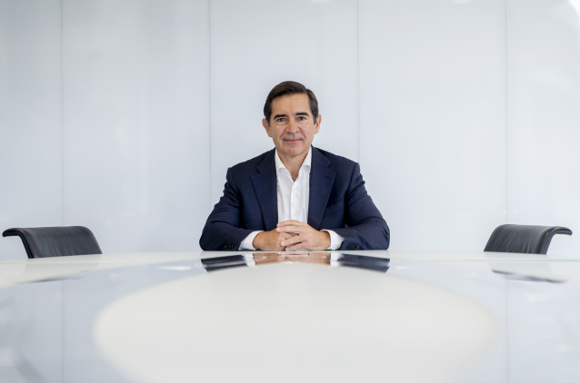El presidente del BBVA, Carlos Torres Vila, durante una entrevista para Europa Press, en el edificio ‘La Vela’, en la ciudad del BBVA, a 8 de octubre de 2025, en Madrid (España).