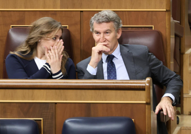 La portavoz del grupo popular en el congreso, Ester Muñoz, y el  presidente del PP, Alberto Núñez Feijóo, durante una sesión de control al Gobierno, en el Congreso, a 15 de octubre de 2025, en Madrid (España).