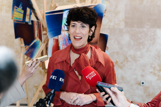 La ministra de Inclusión, Seguridad Social y Migraciones, Elma Saiz, atiende a los medios de comunicación durante la inauguración de la exposición de la fotógrafa Madeleine Penfold, en el Ministerio de Inclusión, Seguridad Social y Migraciones, a 17 de oc