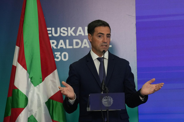El lehendakari, Imanol Pradales, interviene durante la clausura del acto de presentación de Euskadi Eraldatuz 2030, en la Bolsa de Bilbao, a 1 de octubre de 2025, en Bilbao, Bizkaia
