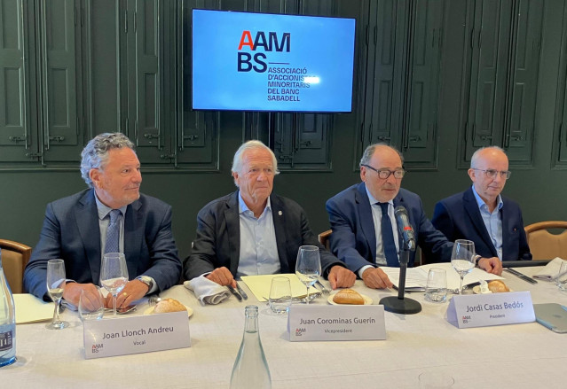 El presidente de la Associació d'Accionistes Minoritaris del Banc Sabadell (AAMBS), Jordi Casas, junto al vicepresidente, Juan Corominas, y los vocales Joan Llonch y Joaquim Badia, en una imagen de archivo.