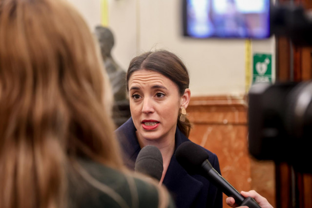 Archivo - Imagen de archivo de Irene Montero atendiendo a los medios en el Congreso