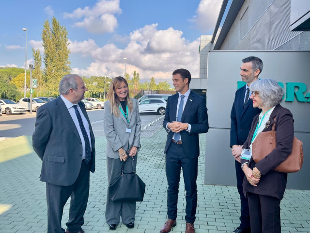 El ministro de Industria y Turismo, Jordi Hereu, con otros represenantes de la empresa e institucionales