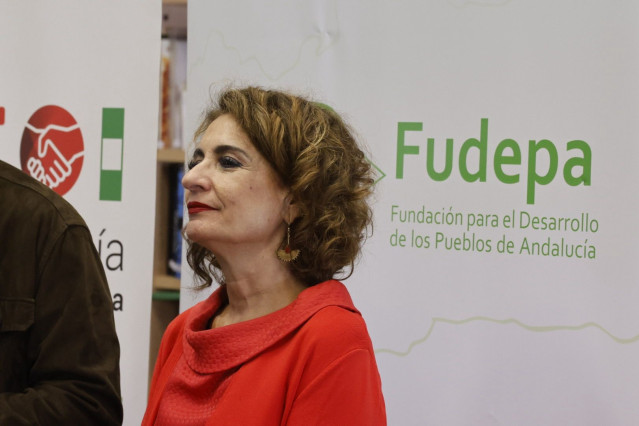La vicepresidenta primera del Gobierno y ministra de Hacienda, María Jesús Montero, atiende a los medios en Córdoba.