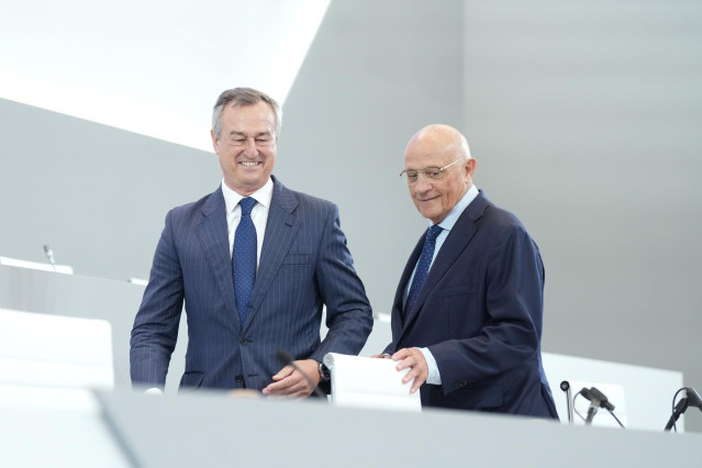 Archivo - El CEO del Banco Sabadell, César González-Bueno (i), y el presidente del Banco Sabadell, Josep Oliu (c), durante la junta general extraordinaria de accionistas de Banco Sabadell, a 6 de agosto de 2025, en Sabadell, Barcelona, Catalunya (España).