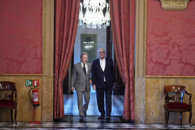 El presidente de la Cámara de Barcelona, Josep Santacreu, y el presidente de Banco Sabadell, Josep Oliu.