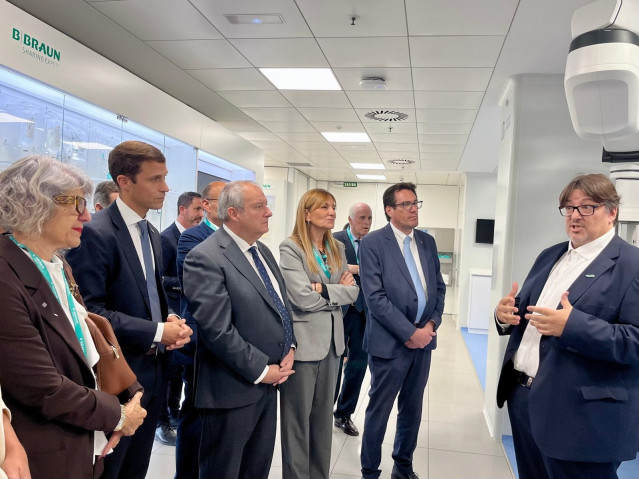 El ministro de Industria, Jordi Hereu; la alcaldesa de Rubí, Ana María Martínez; el secretario de Empresa y Competitividad, Jaume Baró; la gerente de la Región Sanitaria Barcelona Matropolitana Norte, Candela Calle, y el ceo Christoph Müller