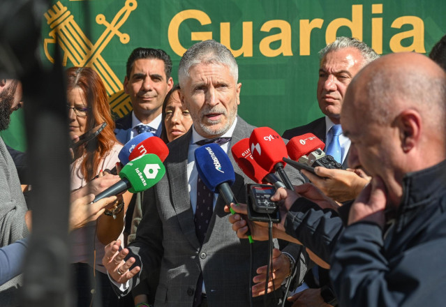 El ministro Grande Marlaska atiende a los medios en Villasana de Mena, durante la inauguración este viernes del nuevo cuartel de la Guardia Civil.