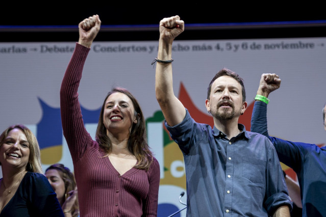 Archivo - El exlíder de Podemos, Pablo Iglesias, y la exministra de Igualdad, Irene Montero, en el acto de la 'Uni de otoño' en el Teatro Coliseum, a 6 de noviembre de 2022, en Madrid (España).