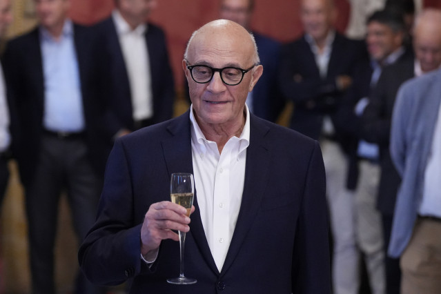 El presidente de Banco Sabadell, Josep Oliu, durante un brindis, en la Llotja de Mar, a 17 de octubre de 2025, en Barcelona, Catalunya (España).