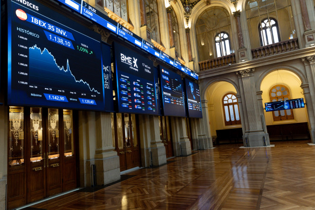 Un panel informativo en el Palacio de la Bolsa de Madrid, a 17 de octubre de 2025, en Madrid (España).