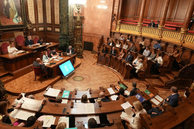 Archivo - Pleno del Ayuntamiento de Barcelona.