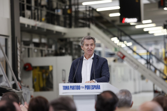 El presidente del PP, Alberto Núñez Feijóo, durante un acto con trabajadores autónomos en Cartonajes Izquierdo-Insoca, Polígono Industrial Las Casas, Soria, a 18 de octubre de 2025, en Soria, Castilla y León (España)
