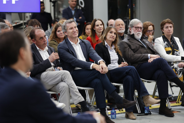 El presidente de la Diputación Provincial de Soria, Benito Serrano (i), el presidente del PP, Alberto Núñez Feijóo (2i),  la consejera de Educación de la Junta de Castilla y León, Rocío Lucas