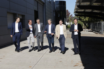 El presidente del PP, Alberto Núñez Feijóo (c), el presidente provincial del PP, Benito Serrano (2i), y el presidente del partido en Castilla y León, Alfonso Fernández Mañueco (2d) durante un ac