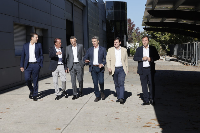 El presidente del PP, Alberto Núñez Feijóo (c), el presidente provincial del PP, Benito Serrano (2i), y el presidente del partido en Castilla y León, Alfonso Fernández Mañueco (2d) durante un acto con trabajadores autónomos en Soria