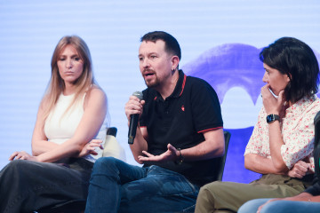 (I-D) La diputada de Argentina, Florencia Carignano, el exvicepresidente del Gobierno, Pablo Iglesias, y la exdiputada portuguesa  Joana Mortágua, durante la  Universidad de Otoño de Podemos en Espa