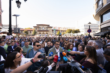 El presidente del Principado de Asturias, Adrián Barbón, durante la manifestación en contra del peaje del Huerna, a 17 de octubre de 2025, en Oviedo, Principado de Asturias (España). Este viernes 