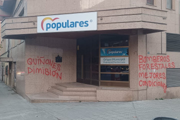 Vandalizan la sede del PP de Ponferrada con pintadas de 'Quiñones dimisión' y 'Bomberos forestales mejores condiciones'