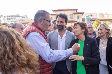 El presidente del PP de Asturias, Álvaro Queipo (c), junto a la alcaldesa de Gijón, Carmen Moriyón (2d) durante la manifestación en contra del peaje del Huerna, a 17 de octubre de 2025, en Oviedo,