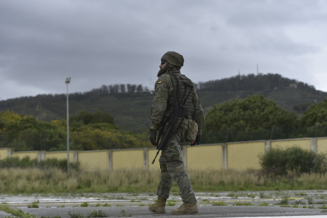 Archivo - Un militar durante un ejercicio, a 21 de marzo de 2024, en Ceuta (España).