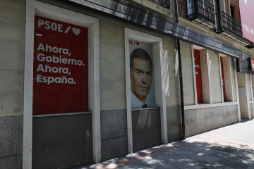 Archivo - Sede el PSOE en la Calle Ferraz de Madrid con la imágen del presidentedel Gobienro, Pedro Sánchez.