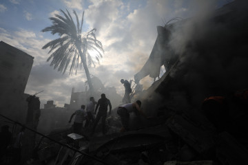 EuropaPress 7037934 gaza oct 2025    people conduct rescue work amid the rubble of buildings (1)