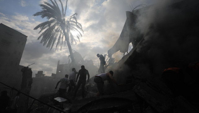 EuropaPress 7037934 gaza oct 2025    people conduct rescue work amid the rubble of buildings (1)