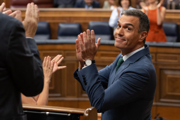 Archivo - Aplausos al presidente del Gobierno, Pedro Sánchez, durante una sesión extraordinaria en el Congreso de los Diputados, a 17 de julio de 2024, en Madrid (España).