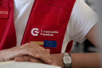 Archivo - Detalle del chaleco de una persona durante un simulacro de crisis humanitaria internacional con el equipo de emergencias español START, gestionado por la Agencia Española de Cooperación I