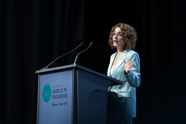 La vicepresidenta primera del Gobierno y ministra de Hacienda, María Jesús Montero, durante la segunda edición del foro 'World in Progress', en el Palau de Congressos de Catalunya, 20 de octubre de 2025, en Barcelona, Catalunya (España).