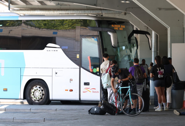 Archivo - Varias personas esperan para subirse a un autobús en la estación de autobuses de Méndez Álvaro