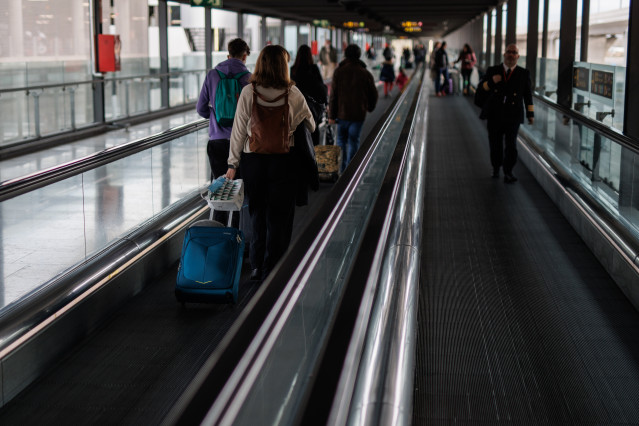 Archivo - Viajeros recién llegados se dirigen al aparcamiento de la T4 en el aeropuerto Adolfo Suárez Madrid-Barajas, a 30 de diciembre de 2022, en Madrid (España).