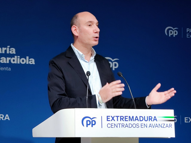El portavoz del PP de Extremadura, José Ángel Sánchez Juliá, en una rueda de prensa en Mérida.