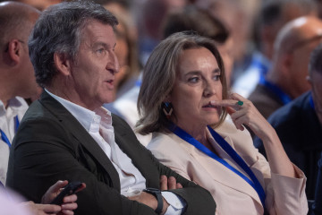 Archivo - El presidente del PP, Alberto Núñez Feijóo, y la vicesecretaria de Regeneración Institucional del PP, Cuca Gamarra.